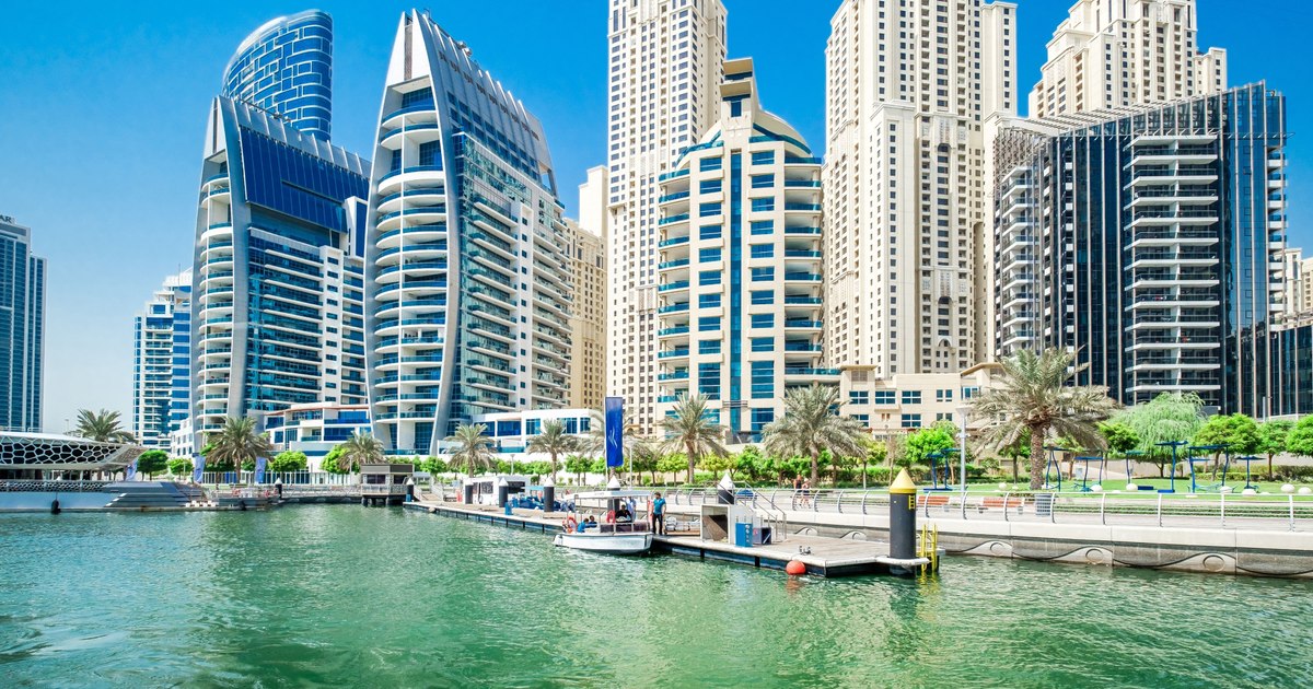 Dubai, the city of luxury, caught in an unusual silence. Empty hotels and discounts of up to 70% after massive holiday cancellations