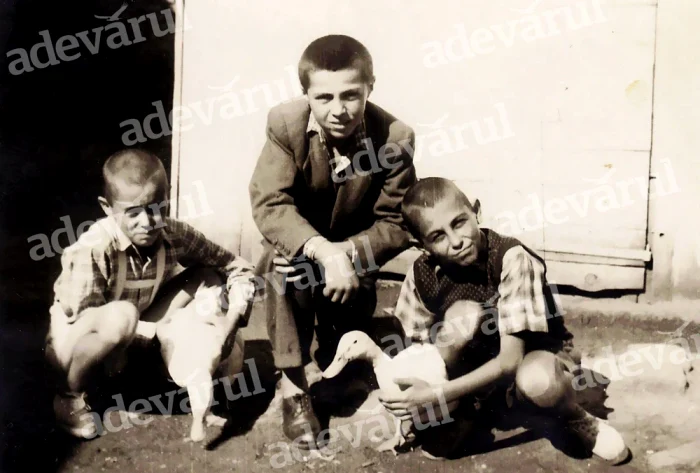 Little Mircea Lucescu (right), next to Gelu (left), the younger brother. PHOTO Personal collection