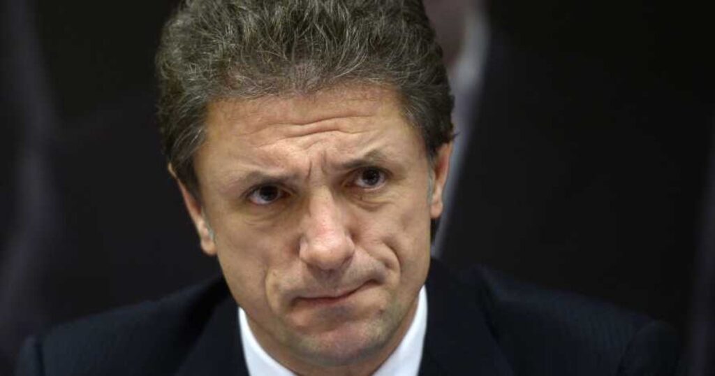 Gică Popescu throws people from the boat, scared that the Lighthouse is sinking. "Baciul" announces new redundancies