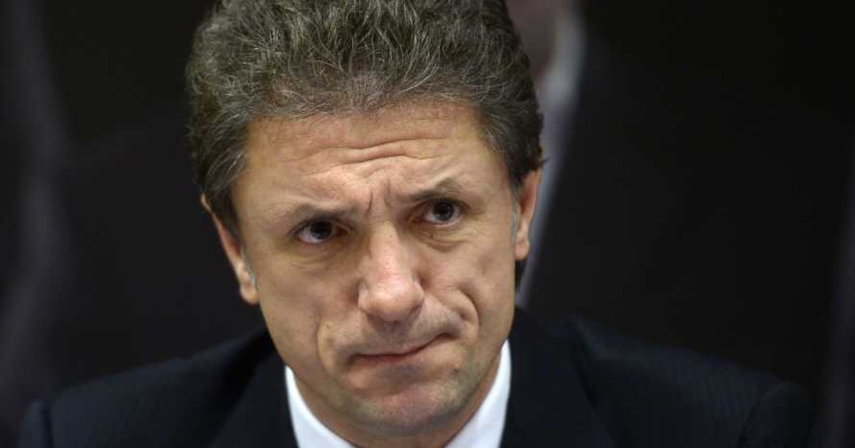 Gică Popescu throws people from the boat, scared that the Lighthouse is sinking. "Baciul" announces new redundancies