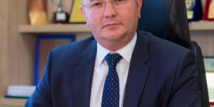 Hospital manager from Iasi, at work with a BMW of over 100,000 euros. The luxury car, registered to his father’s company, a 76-year-old pensioner