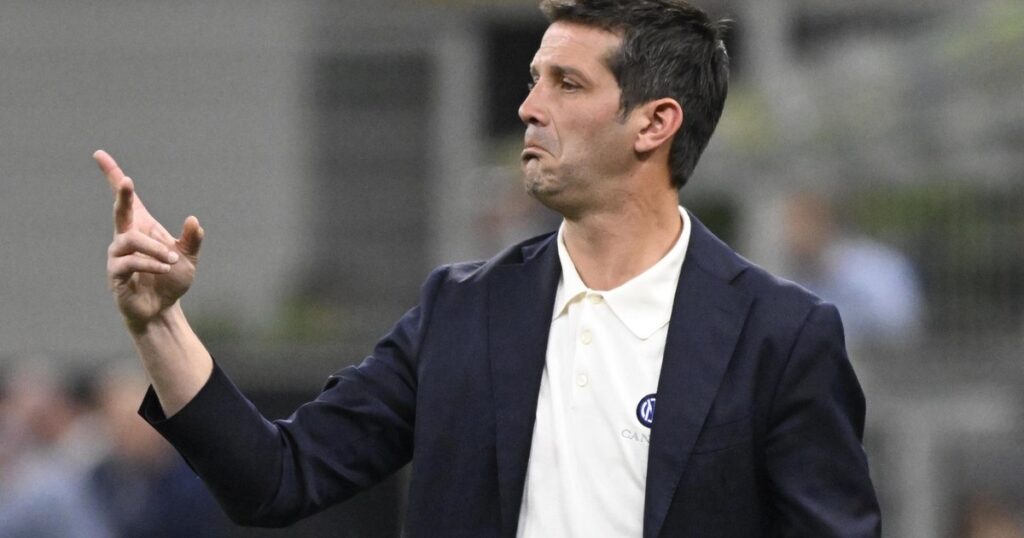 Italy, at Chivu's feet. The Romanian coach receives applause from thousands of kilometers away
