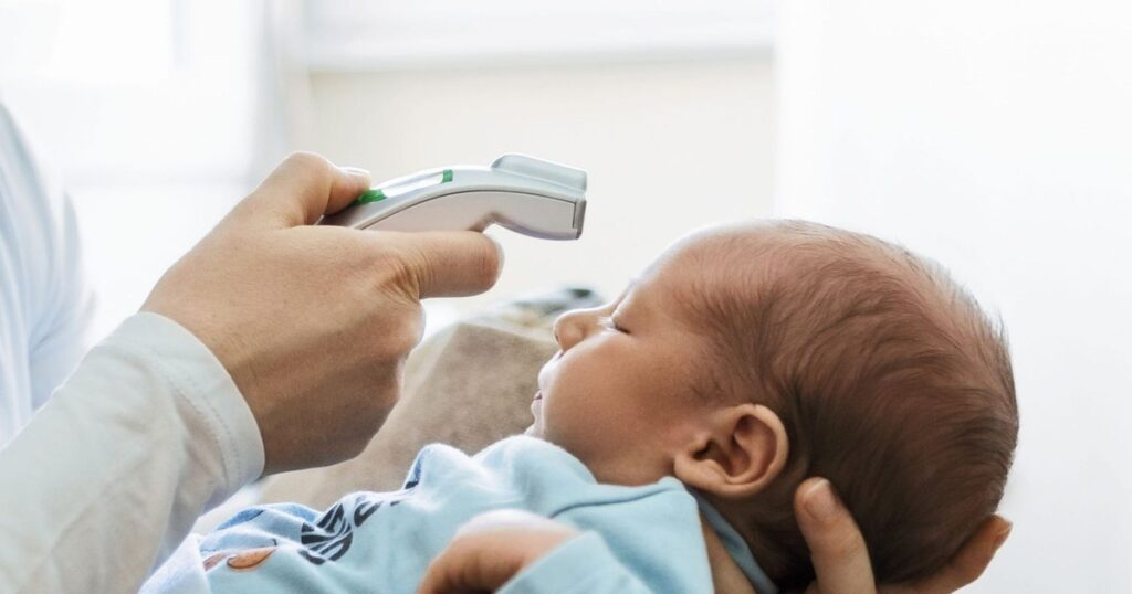 Should we bathe children when they have a cold or not? Doctor Mihai Craiu dispels one of the most popular myths