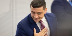 Surprise appearance of George Simion at the hotel where PSD decides the fate of the government. The AUR leader says he is “godfather at a baptism”. Grindeanu’s reaction