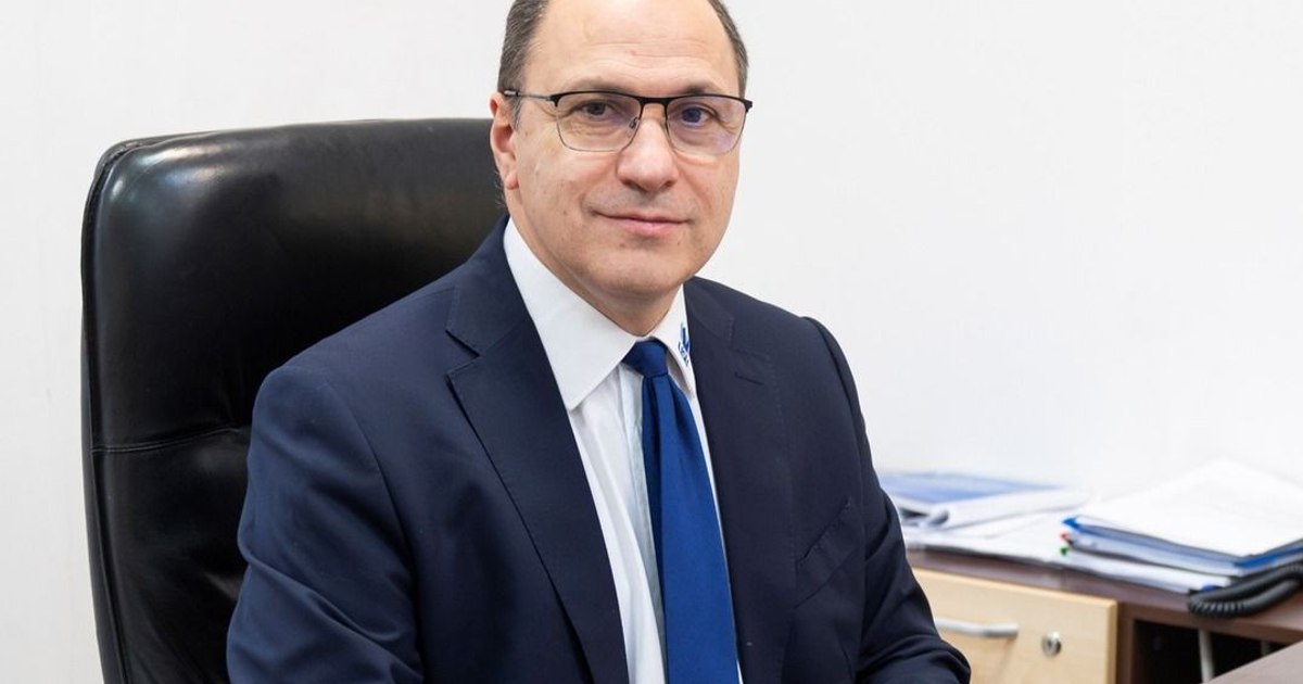 The Minister of Education proposes extra money for teachers who work more than 40 hours a week