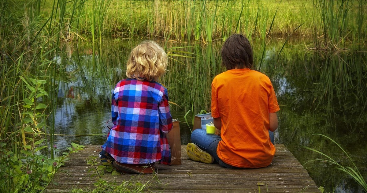 The danger in the grass. Doctor: "They use whatever they have at home or press the area to get the tick out. Not like that!"