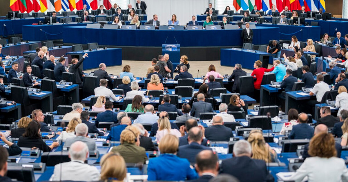 The political situation in Romania, reason for dispute in the European Parliament. What did the leader of the EPP and the leader of the Socialists reproach themselves with?