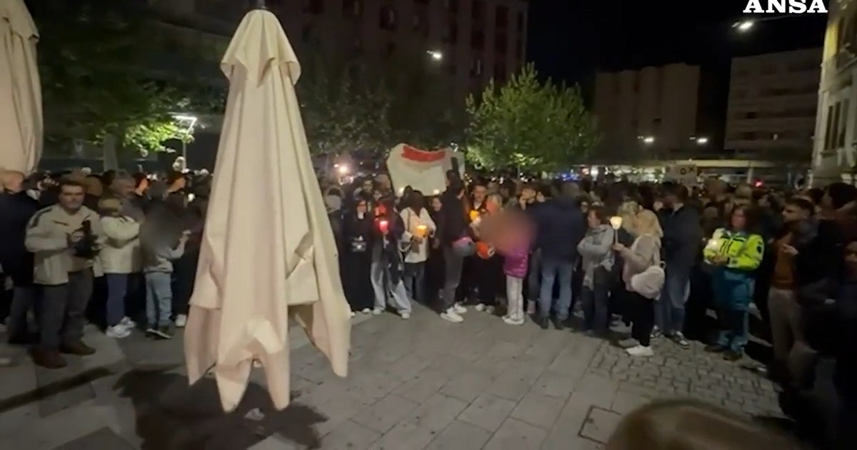 Video 10,000 people took to the streets in Italy, after the murder of a man by some young Romanians. Tensions between the Italians and the Romanian community