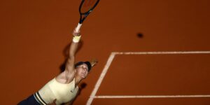 Video A top Russian player suffered a mental breakdown at the Madrid tournament and complained to the chair umpire: “It smells really bad in there, it really sucks!”