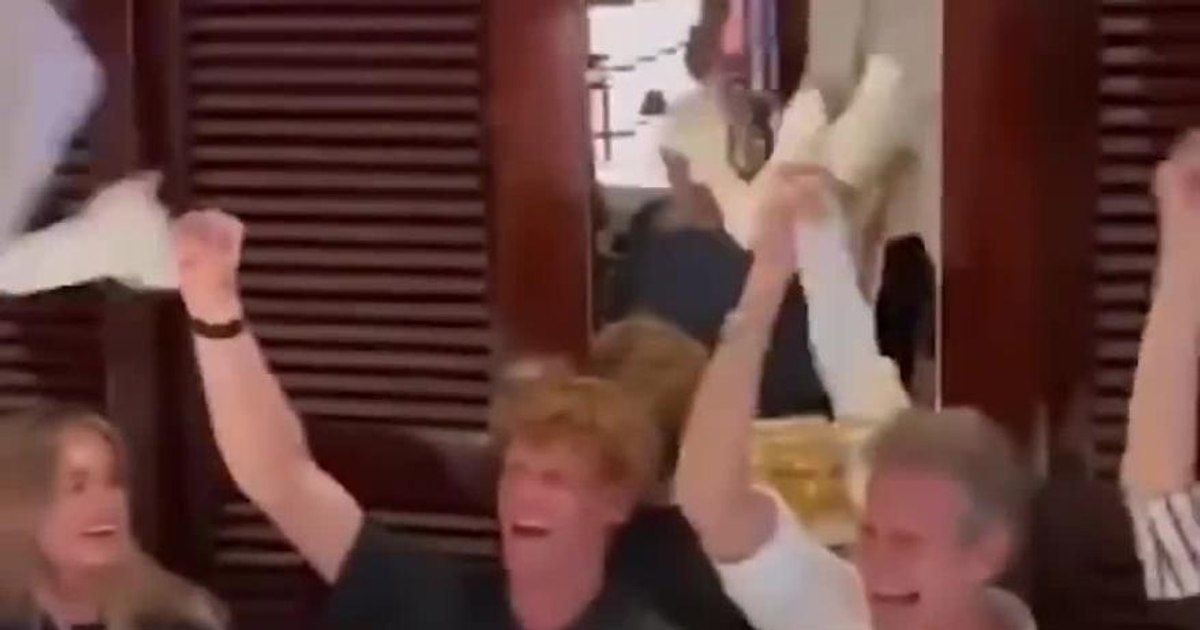 Video Flanked by his girlfriend, Jannik Sinner went wild at the restaurant. The Italian celebrated his return to world No. 1