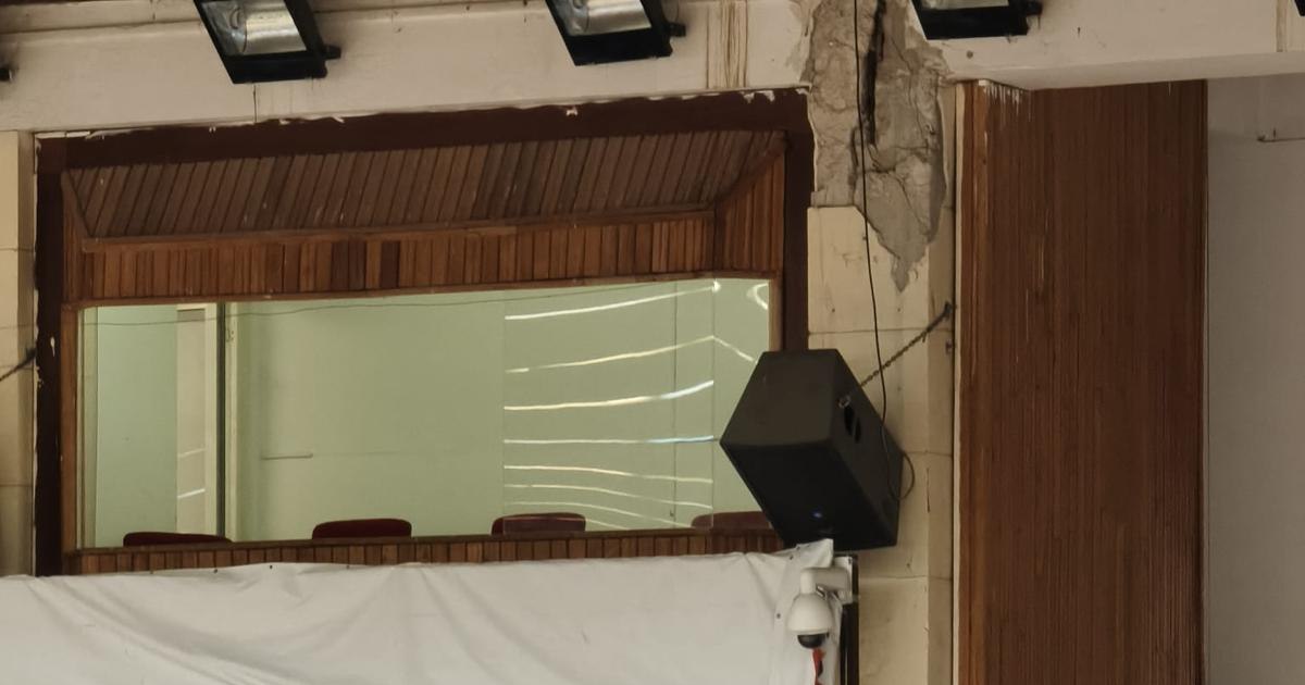 Video The Sports Hall in Constanța was closed to the public, after it became a public danger. Plaster falls on people's heads and the basement of the building is full of water