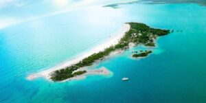 An island in Mexico, considered the most impressive destination in the world. Tourists say what is her only flaw