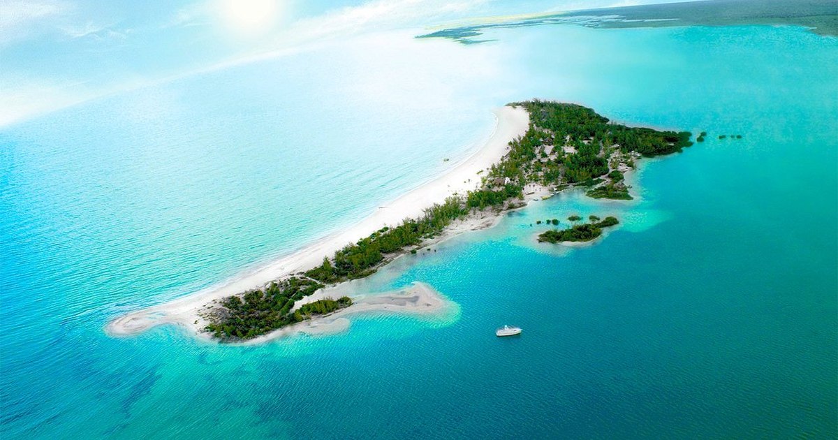 An island in Mexico, considered the most impressive destination in the world. Tourists say what is her only flaw