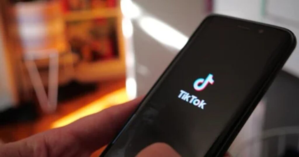 EU wants new measures to limit addiction to social networks: "We must delay access by minors"