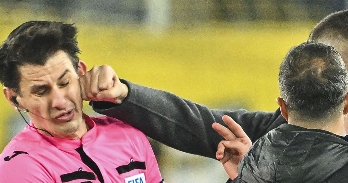 Minor referee beaten during the match he was officiating. Frightened, his mother called the police: "He moved his head!"