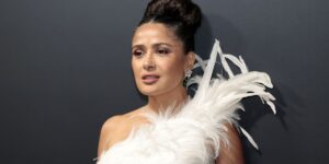 Photo Salma Hayek, appearance of a goddess at 59: spectacular appearance by the sea, in Cannes