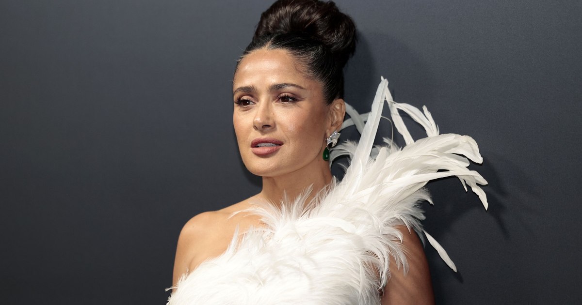 Photo Salma Hayek, appearance of a goddess at 59: spectacular appearance by the sea, in Cannes