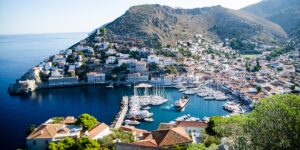 Photo The Greek island loved by seniors where cars are prohibited and tourists seek absolute tranquility