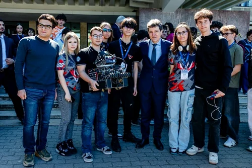 Nicușor Dan congratulated the students from the national robotics group PHOTO Facebook / Nicușor Dan