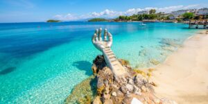 The beaches that you only see in your dreams and that few Romanians know about. Cheap and heavenly tourist destinations near Romania