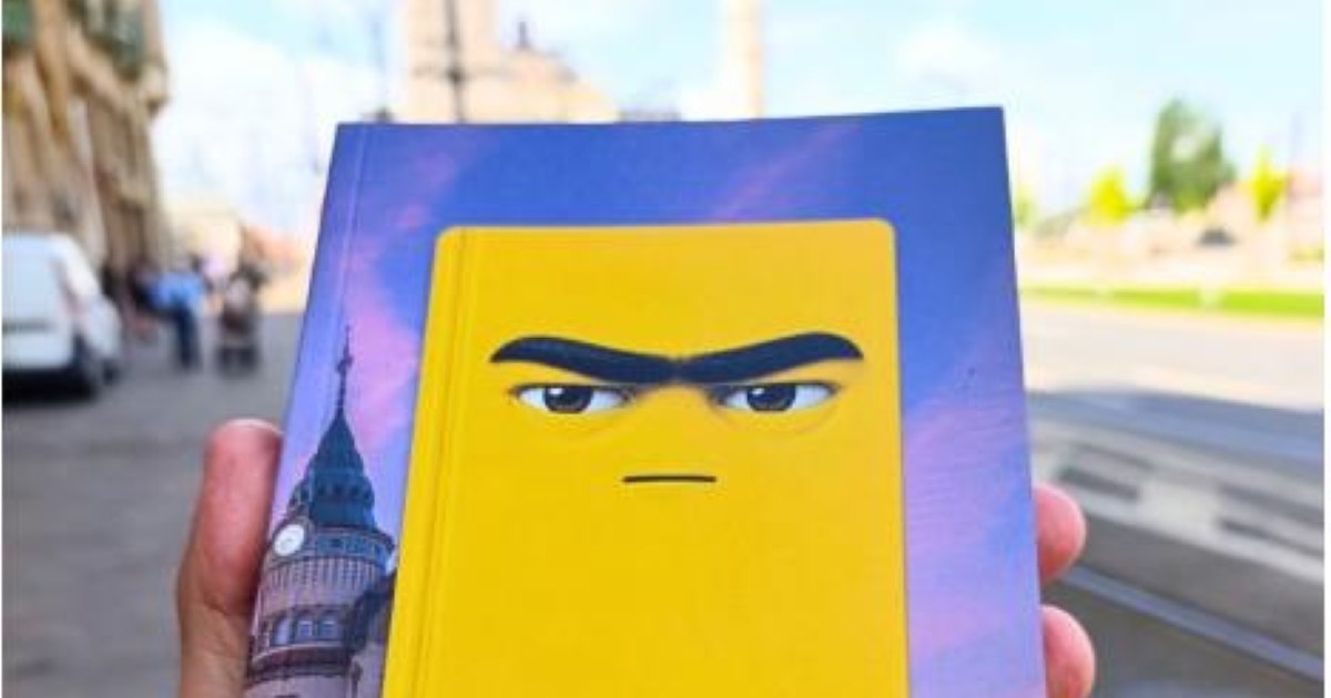 "The eyebrow that follows you everywhere." The "#JeSuisBolo" notebook became the attraction of the Gaudeamus Fair