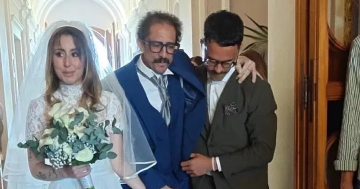 The image that moved all of Italy. A former great football player, sick with cancer, led his daughter to the altar
