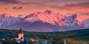 Video Forgotten fortresses of the Saxons. The medieval churches full of secrets that watch over the villages of Transylvania