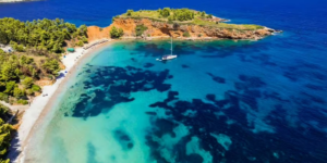 Video Greece’s underrated destination with low prices, deserted beaches and spectacular scenery: “Much more relaxed than Mykonos and without the tourist crowds”