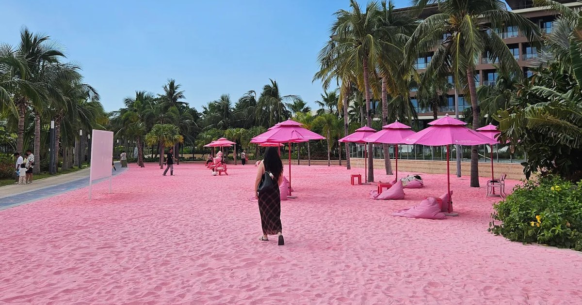 Video "Secret Beach" with pink sand in China. The setting of "Barbie Land" attracts thousands of visitors