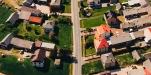 Video The village where all the people live on the same street, 9 kilometers long. The aerial images that made him famous in the world