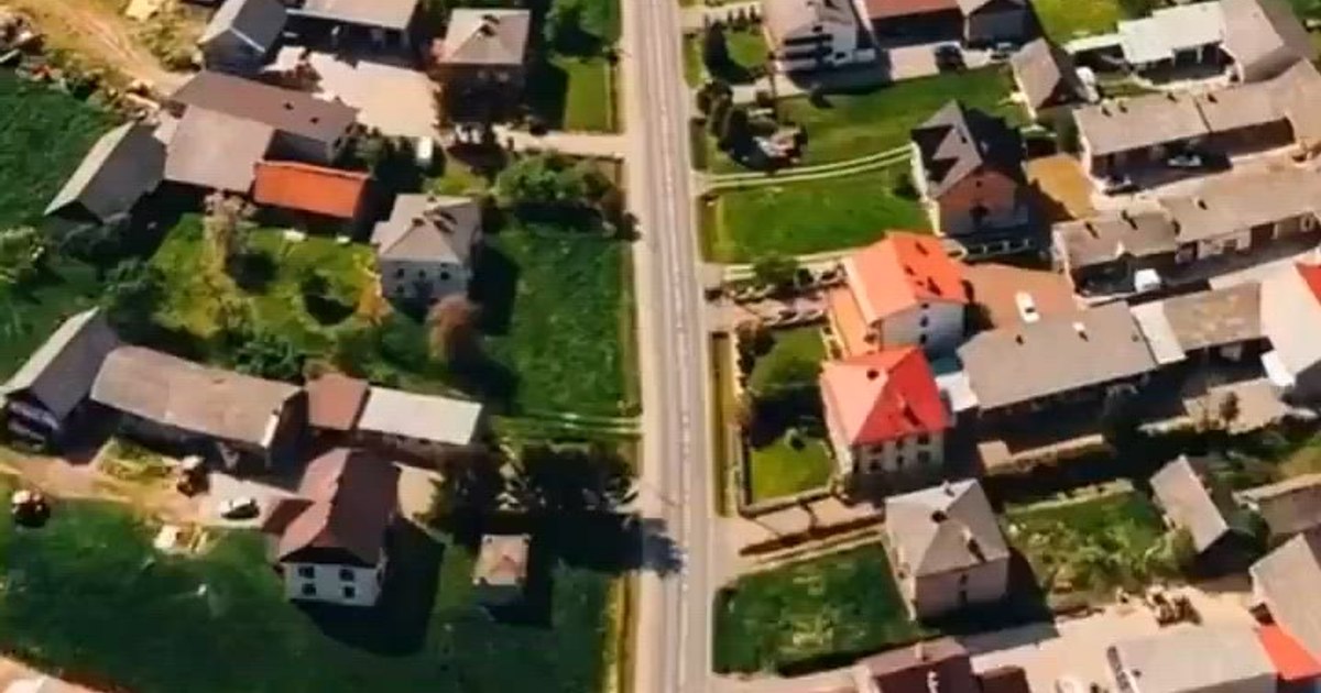 Video The village where all the people live on the same street, 9 kilometers long. The aerial images that made him famous in the world