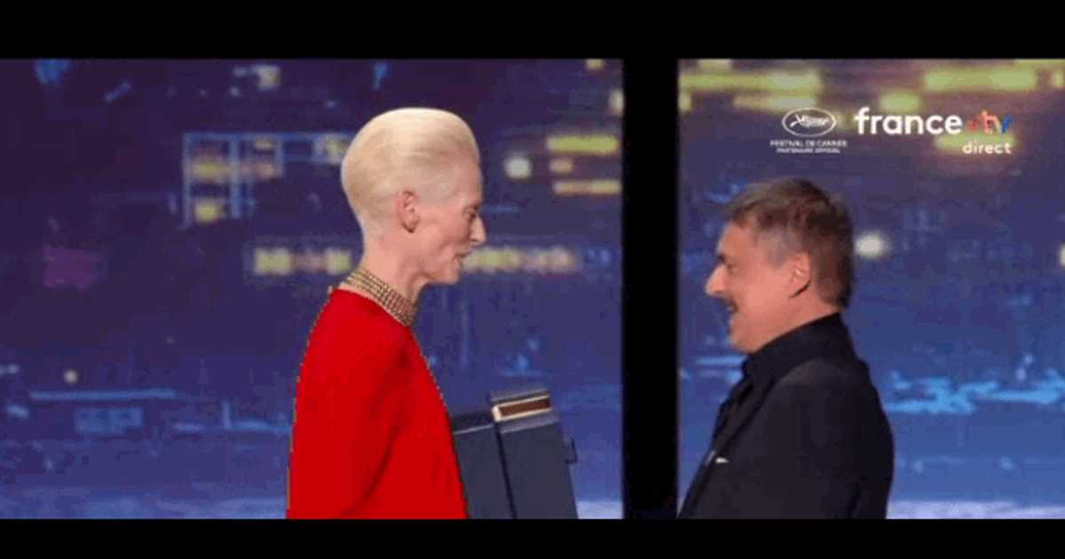 Video Touching moment at Cannes: Cristian Mungiu and Tilda Swinton kissed each other's hand after the Palme d'Or award
