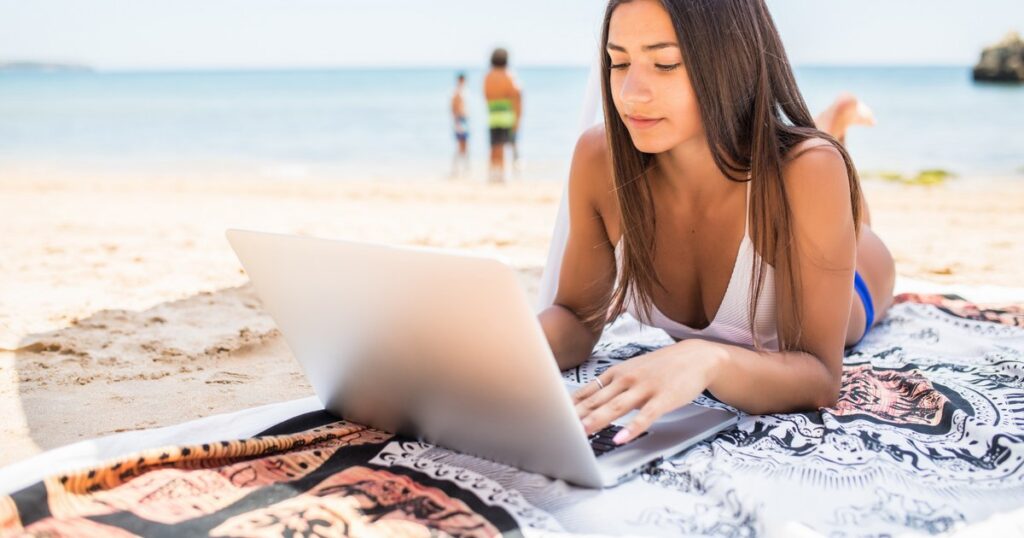 Wave of reactions to the message of the employee working from the beach. "A normal and productive working day in an unusual setting"