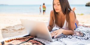 Wave of reactions to the message of the employee working from the beach. “A normal and productive working day in an unusual setting”