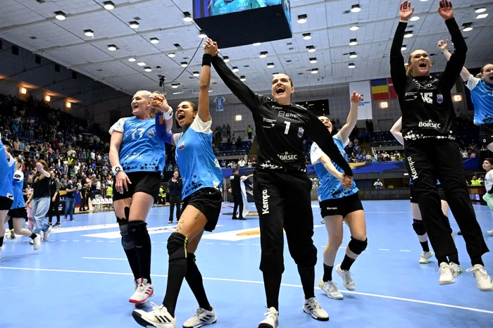 Crina Pintea and her colleagues greeted the fans from Polivalentă (Photo: sportpictures)