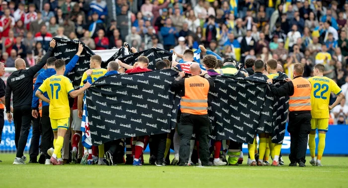The players of the two teams made a protective wall out of blankets (PHOTO: Profimedia)