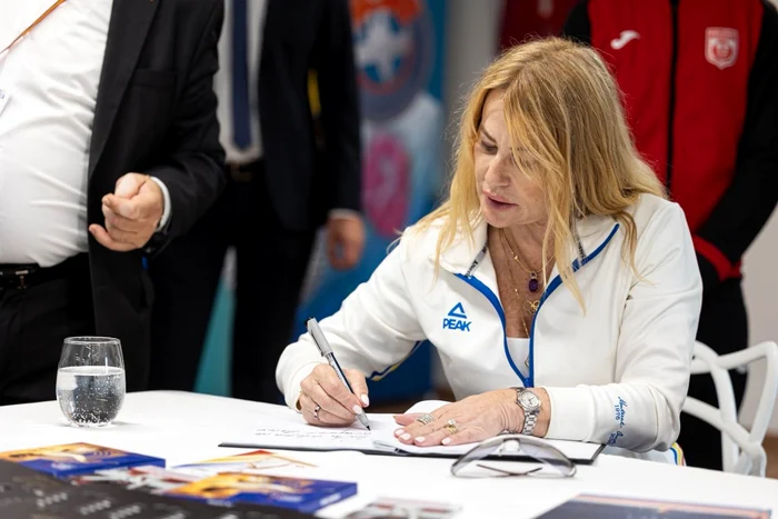 As usual, Nadia gave many autographs to the fans (Photo: UVT Timișoara)