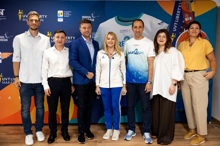 Nadia took a picture with the marathon organizers (Photo: UVT Timișoara)