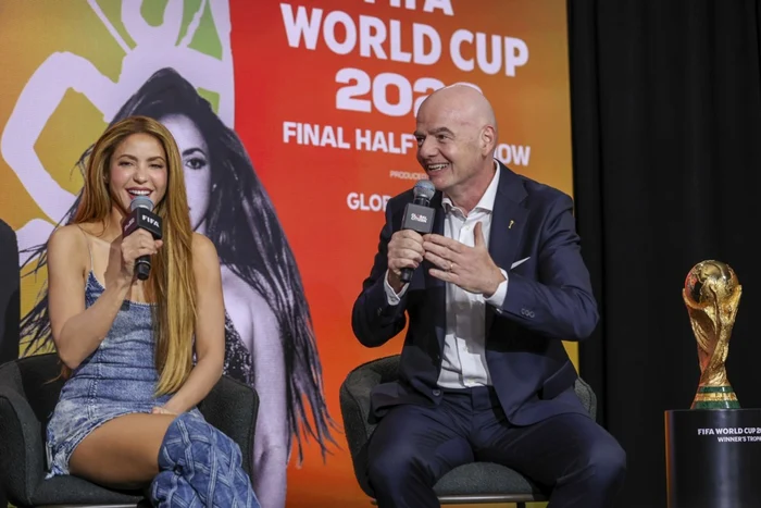 Shakira, with the president of FIFA (Photo: EPAImages)