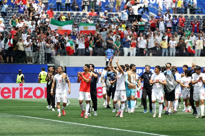   The Iranians did the lap of honor, being applauded by the fans (Photo: EPAImages)