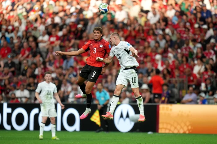 Hamza Abdelkarim and Finn Surman, caught in an aerial duel (Photo: EPAIMages)