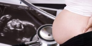 A woman pregnant with twins died one day after being discharged from the Giulești Maternity Hospital. “They told him it was panic attacks”