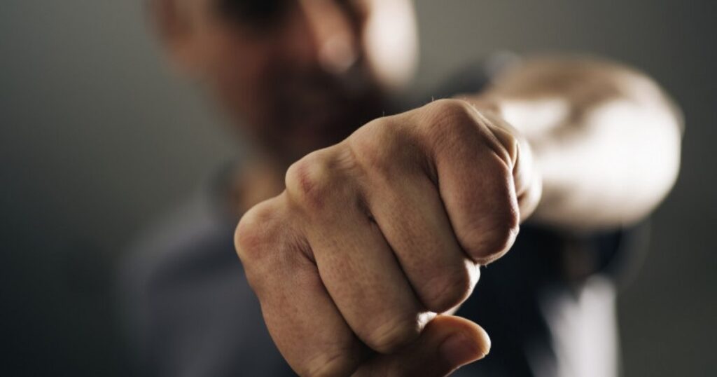 A woman received a punch in the face, in a traffic harassment in Bucharest. The blow was intended for her boyfriend