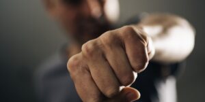 A woman received a punch in the face, in a traffic harassment in Bucharest. The blow was intended for her boyfriend
