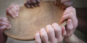 Children in Romania grow up with shortages, school dropouts and health problems: 3 out of 10 children live in poverty