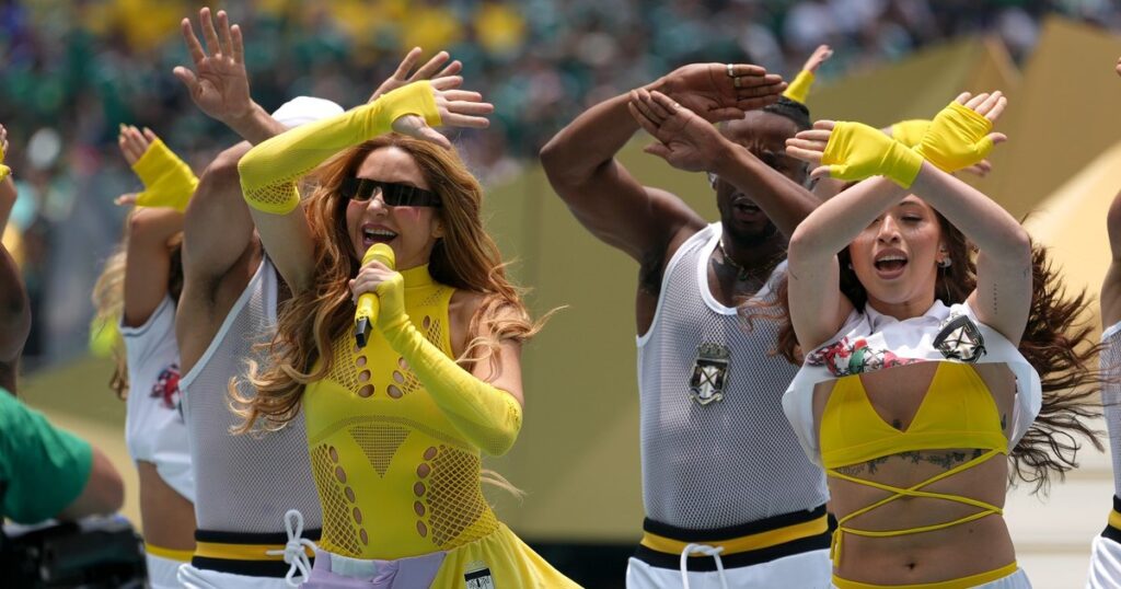 Huge show at the opening of the World Cup! On Azteca, he danced with Shakira and Salma Hayek