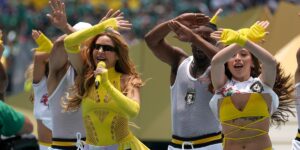 Huge show at the opening of the World Cup! On Azteca, he danced with Shakira and Salma Hayek