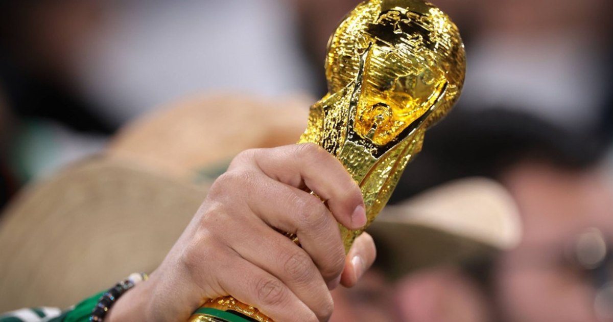 Nightmare scenario. The World Cup risks becoming a global outbreak of Ebola: thousands of people could be unknowingly infected