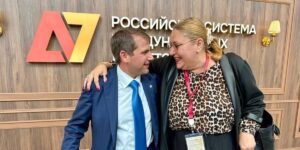 Soșoacă and Ilan Şor, surprise appearance in Saint Petersburg. The fugitive oligarch calls her “the future president of free Romania”