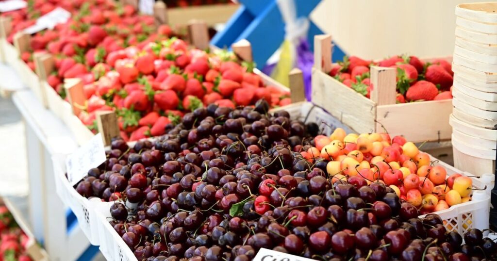 The Cherry and Strawberry Festival has started in Matache Square in Bucharest. People complain about high prices: "Don't go, it's a waste of time, the sellers are arrogant"